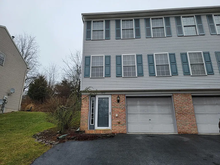 673 Rockwood Dr — Photo 1