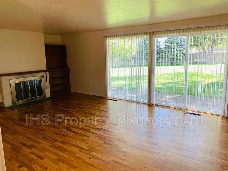 802 N Keller St — Photo 2