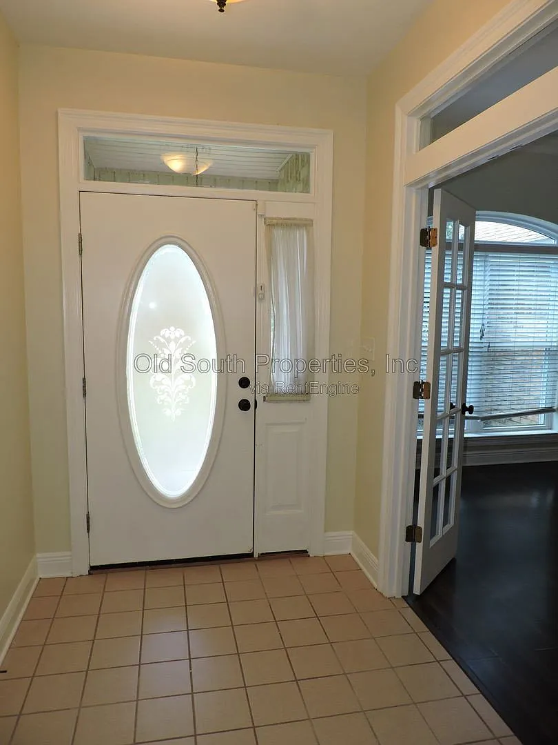 3 bed, 2.0 bath, 1900 sqft, $2,295 — Photo 2
