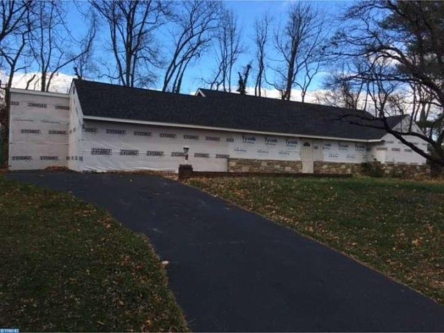 2nd image of 944 Pembroke Rd