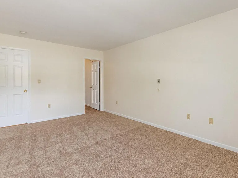 Bedford Lake Apartments — Photo 10