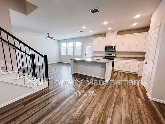 3rd image of 921 Portina Dr