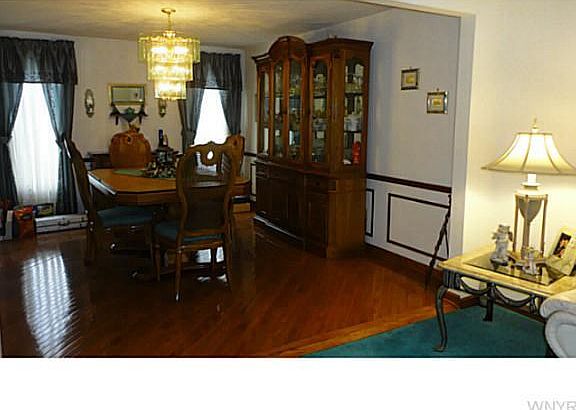 4th image of 42 Silver Thorne Dr
