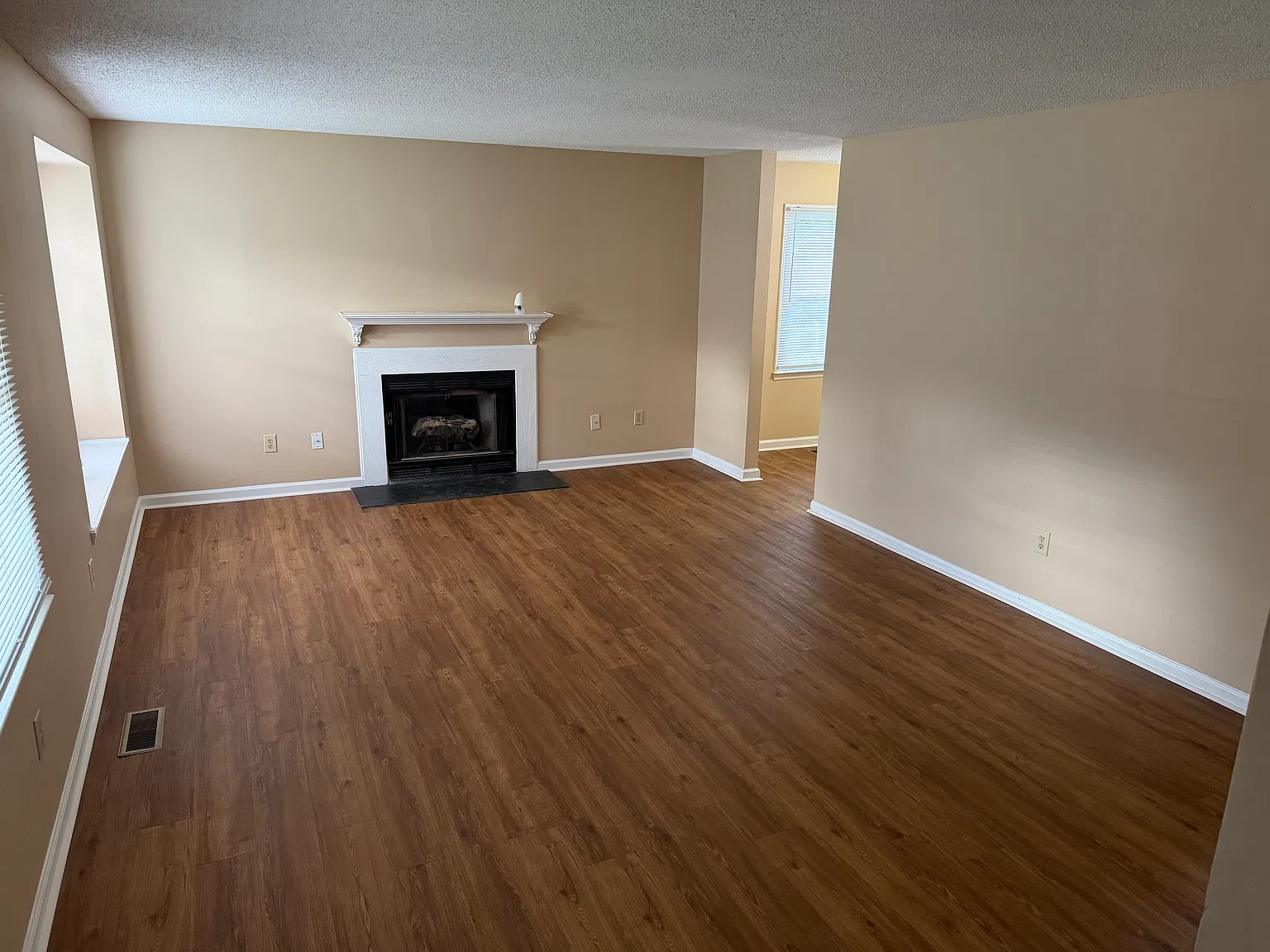 3 bed, 1.5 bath, 1289 sqft, $1,550 — Photo 3