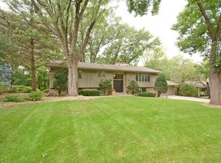 820 Hilltop Rd, Mendota Heights, MN 55118
