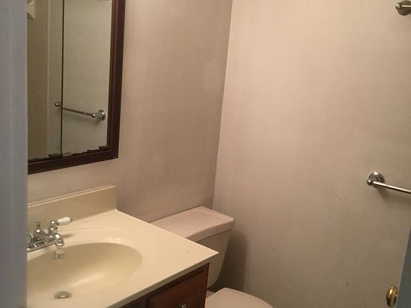 3rd image of 903 Woodbridge Ct Unit A