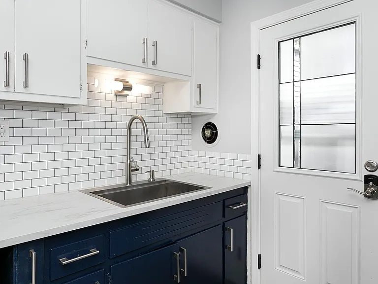 127 E Hazelhurst St #127 — Photo 9