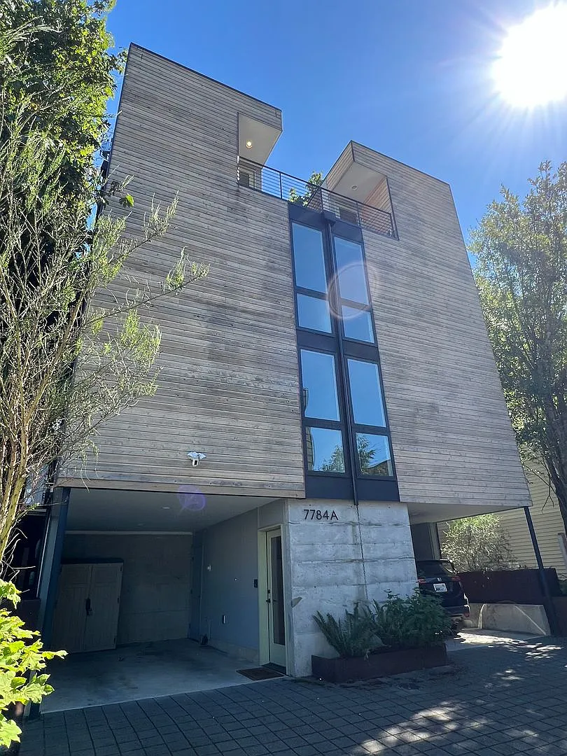 Contemporary Highland Park Townhome with Rooftop Deck w/ AC — Photo 1