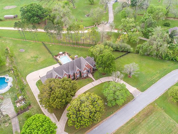 4th image of 3911 Pembrooke Way