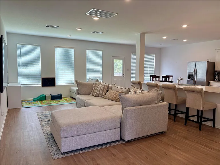 2031 Iris Hills Ln — Photo 2