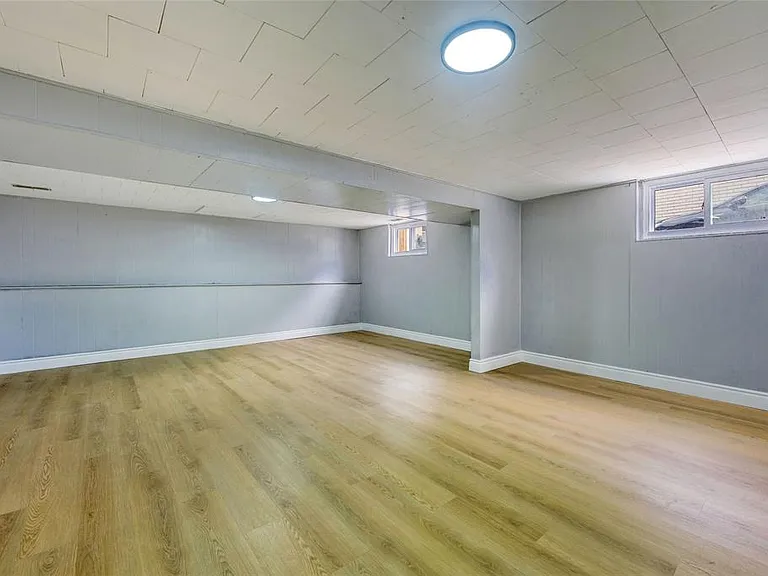 890 Hollands Ave — Photo 33