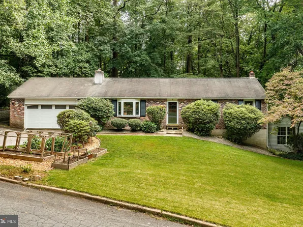 4 Dogwood Dell Dr, Coatesville, PA 19320