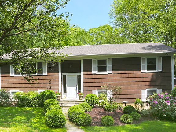 3rd image of 36 Holly Hill Ln