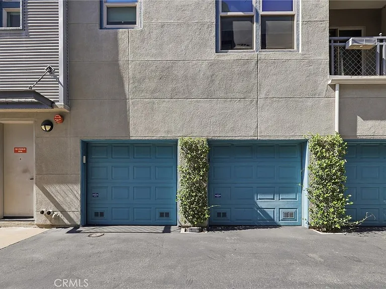 204 E 3rd St — Photo 16