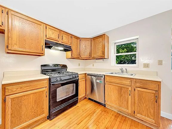 3rd image of 112 Church St