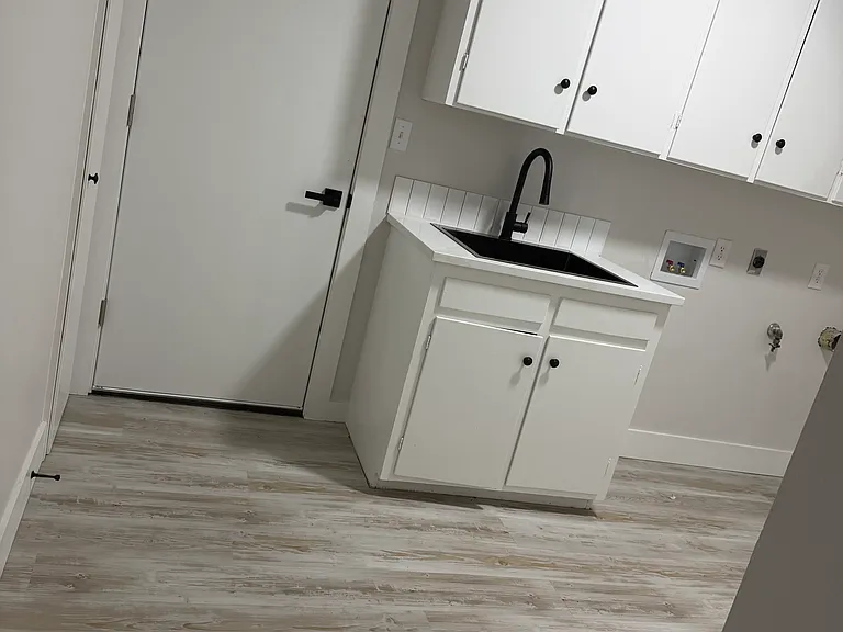 300 Oak Tree Ln — Photo 15