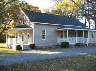 29 Hatton Ave, Kilmarnock, VA 22482