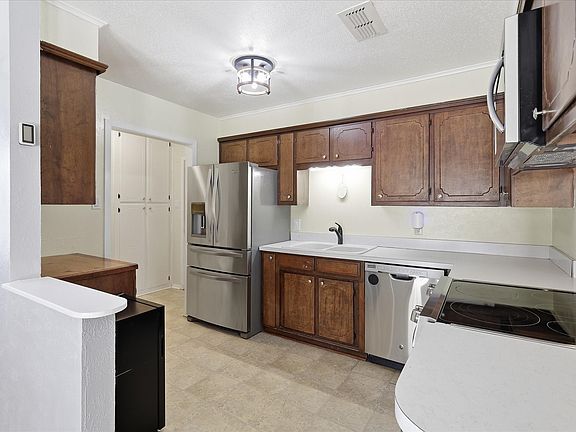 5th image of 892 Highland Cir