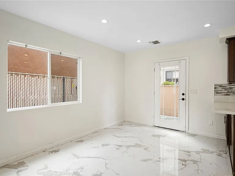 532 W Harvard St — Photo 7