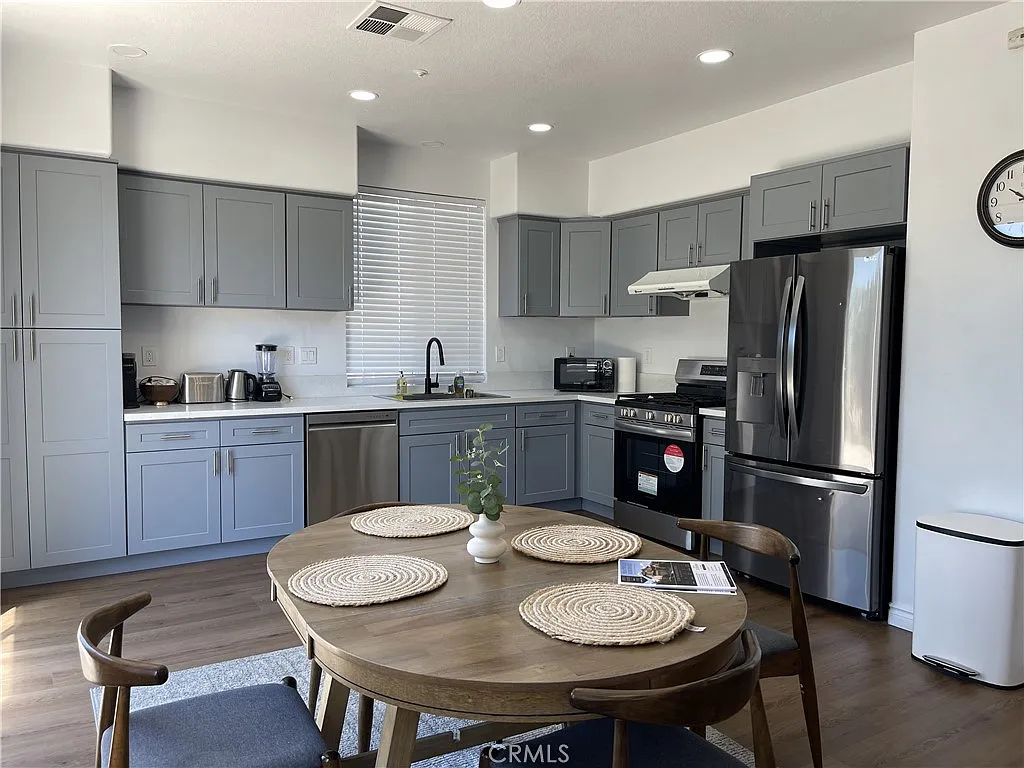 4 bed, 2447 sqft, $4,100 — Photo 4