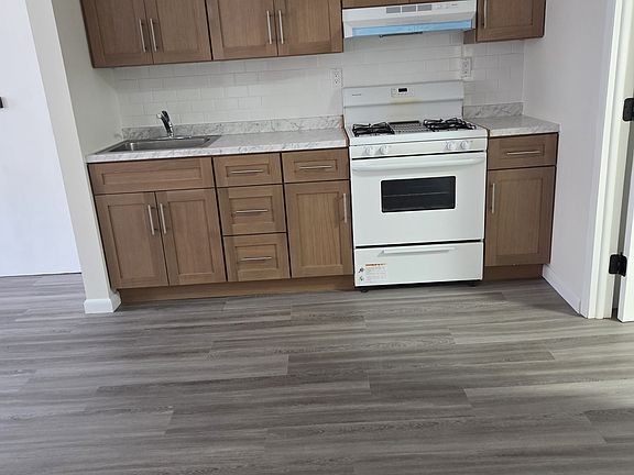 2nd image of 513 9th St #1R