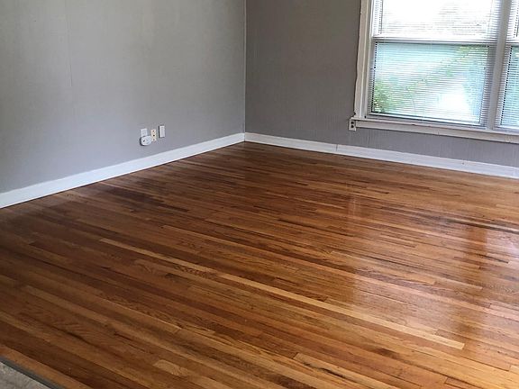 3rd image of 2560 Hawthorne Manor Dr