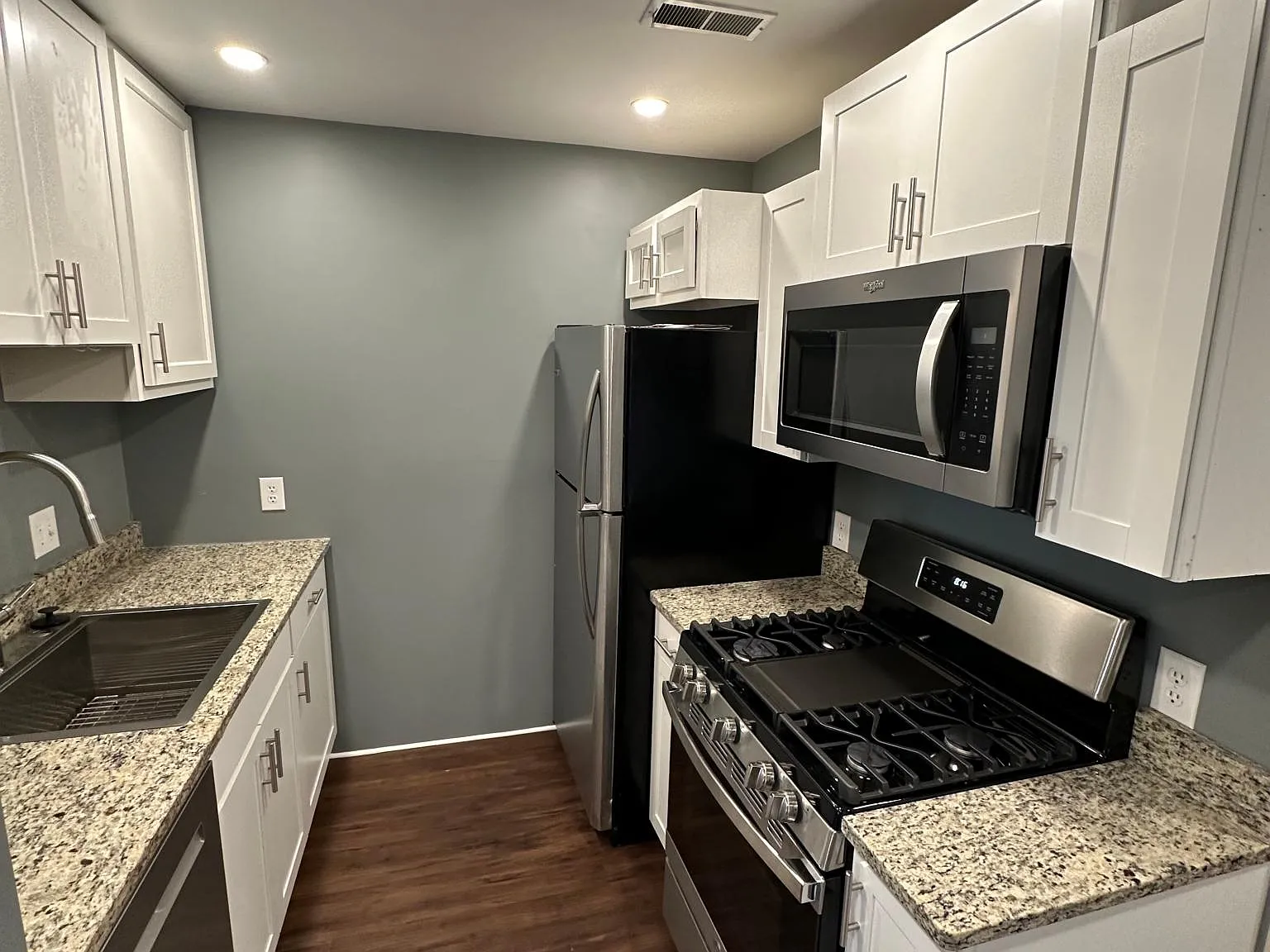 2411 Vine St — Photo 2
