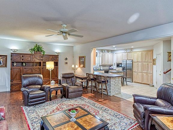 3rd image of 3617 Hampton Ct