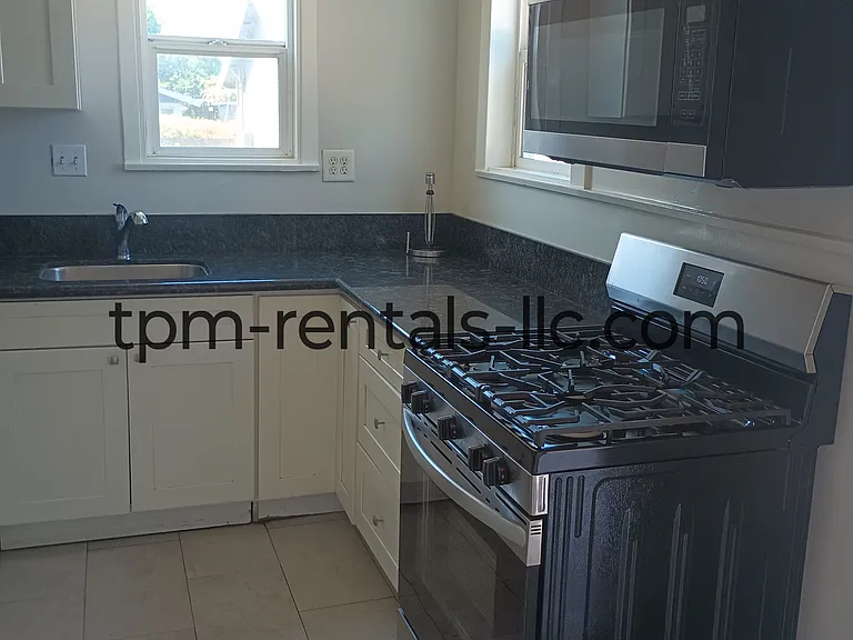 469 N 3rd Ave #C — Photo 11