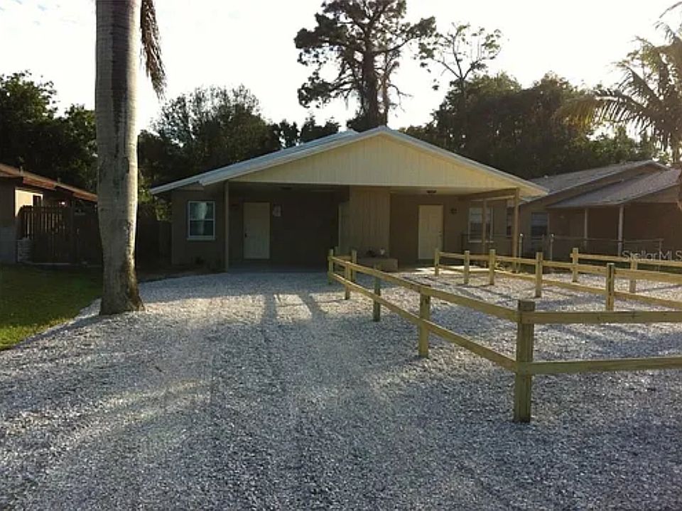 Main entrance, room for multiple vehicles