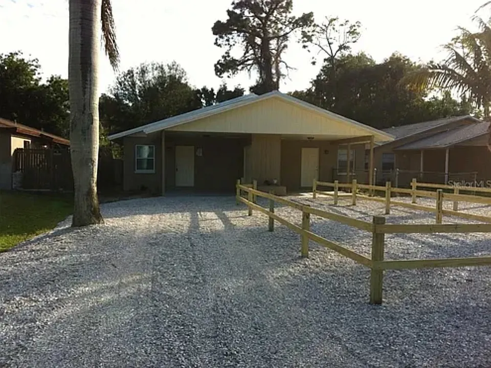 Main entrance, room for multiple vehicles