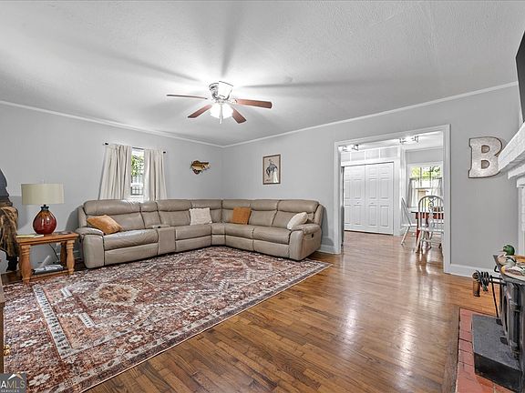 4th image of 102 Oak St