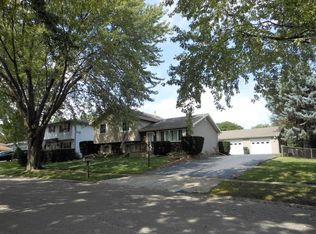 900 W Division St, South Elgin, IL 60177