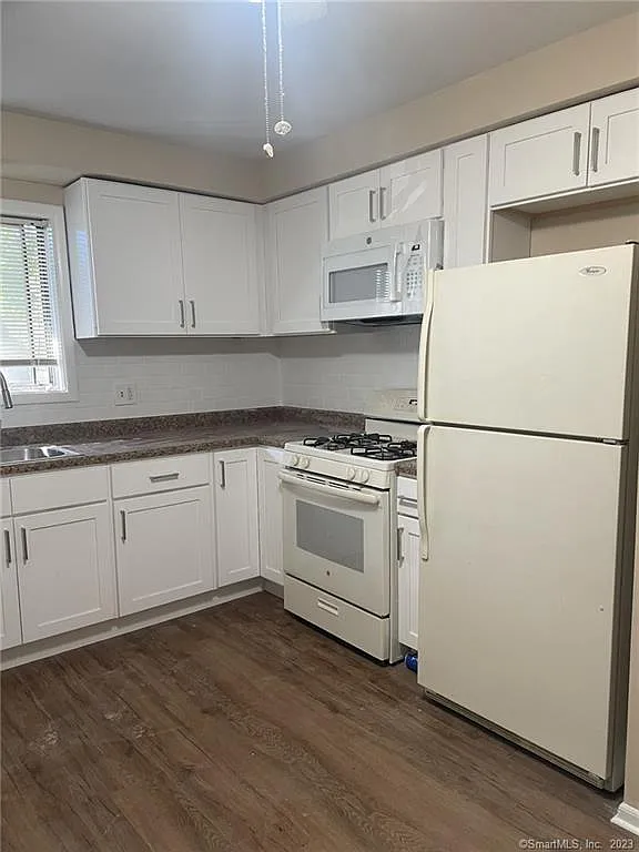 711 Black Rock Tpke — Photo 2