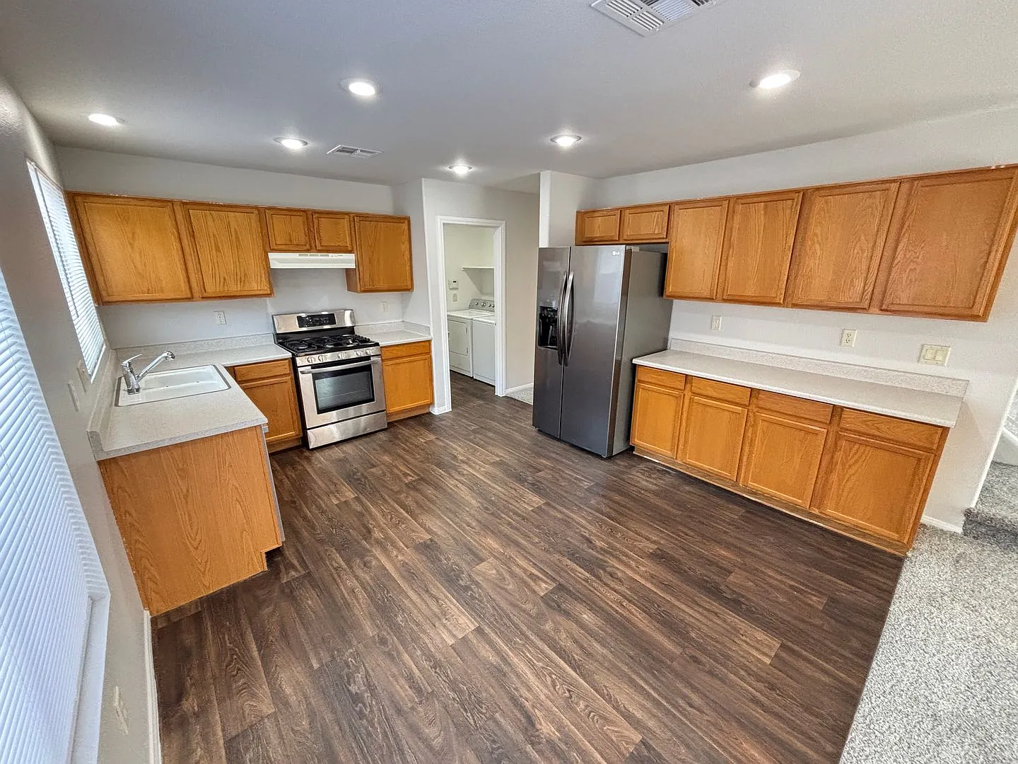 Beautiful 4Bed/3Bath/2Car residence located in Summerlin near Town Center Drive — Photo 3