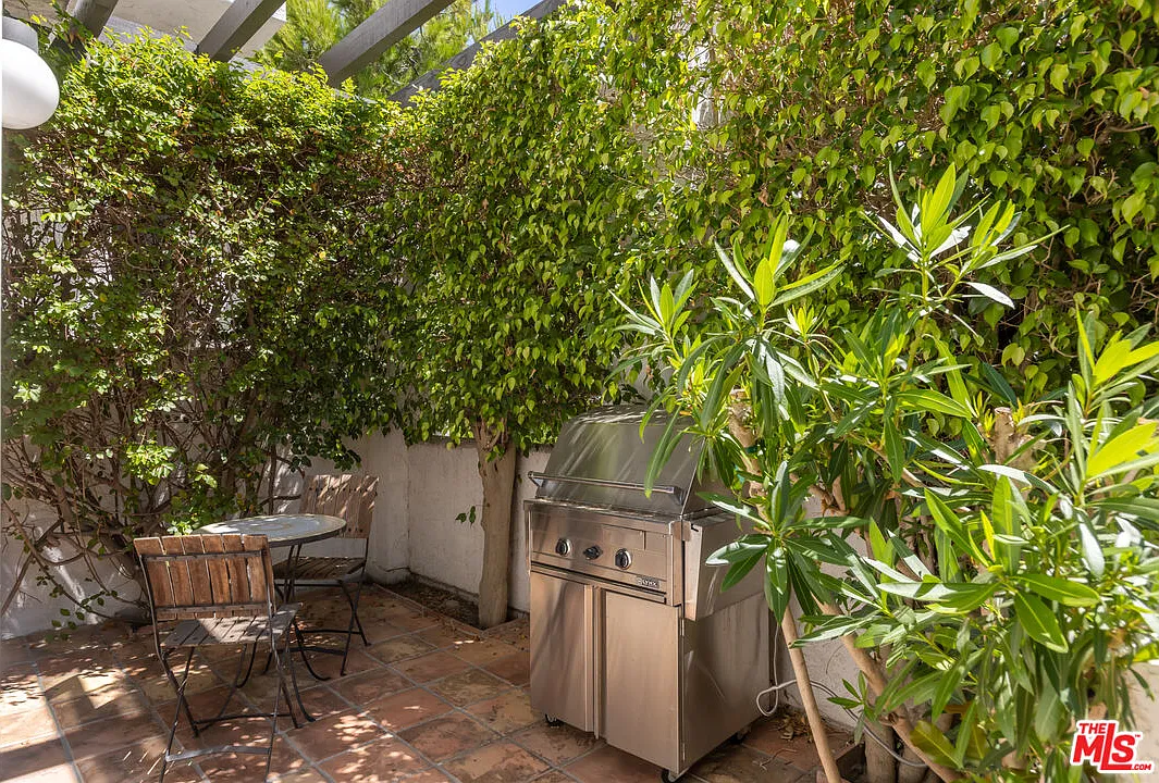 2 bed, 2.5 bath, 1955 sqft, $6,000 — Photo 3