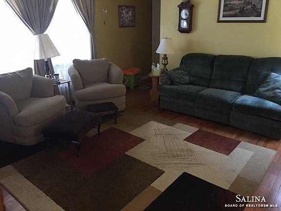 3rd image of 821 Rainbow Dr