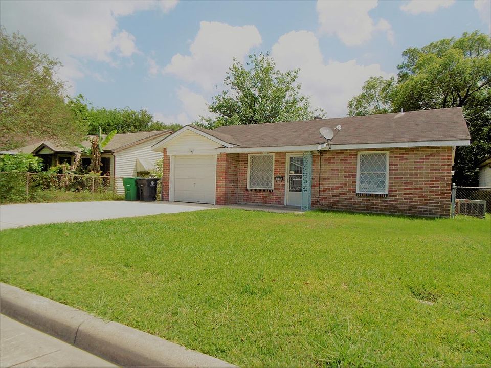 1806 Angeline St Front Yard