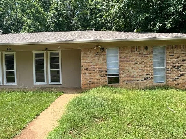 2 bed, 967 sqft, $895 — Photo 2