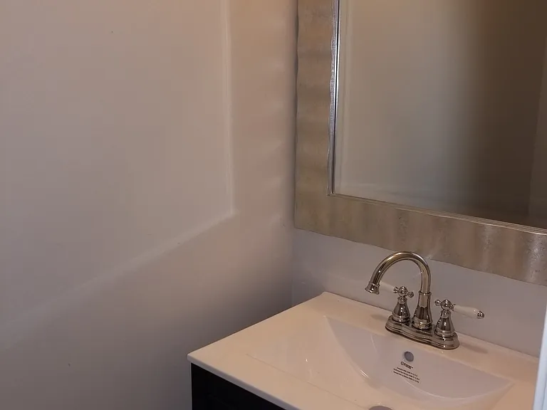 Powder room (1/2 bath)