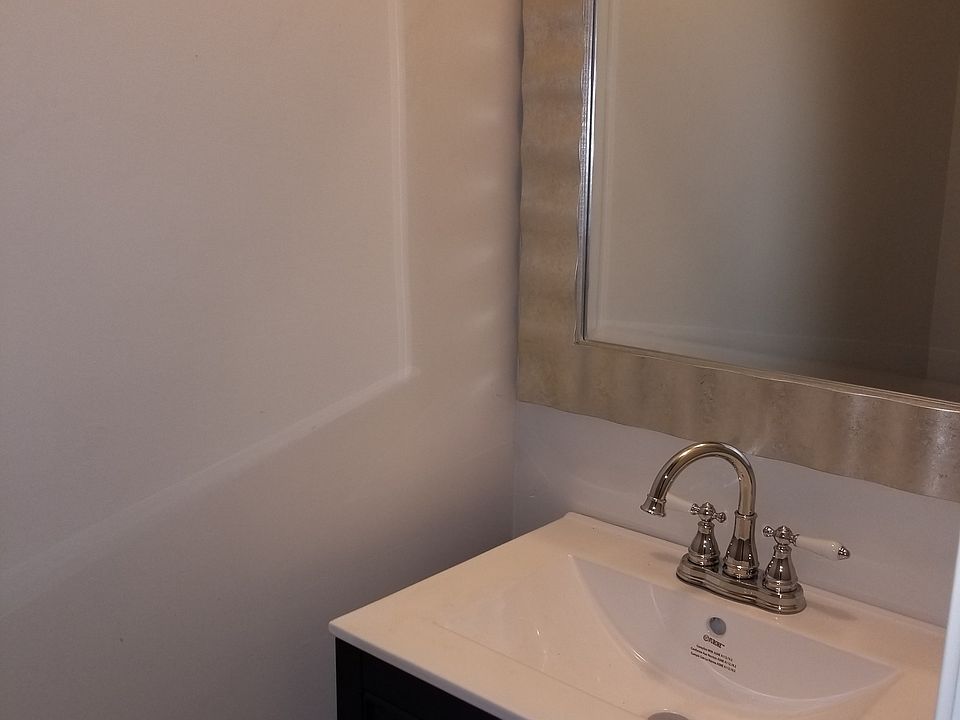 Powder room (1/2 bath)