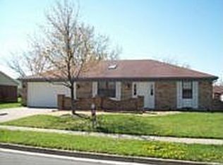 869 Sunset Dr, Englewood, OH 45322