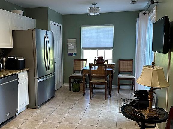 4th image of 203 Oaktree Ct