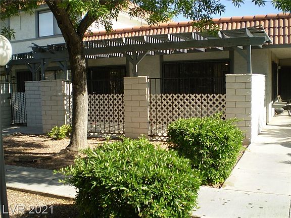 3rd image of 900 Willow Tree Dr Unit A