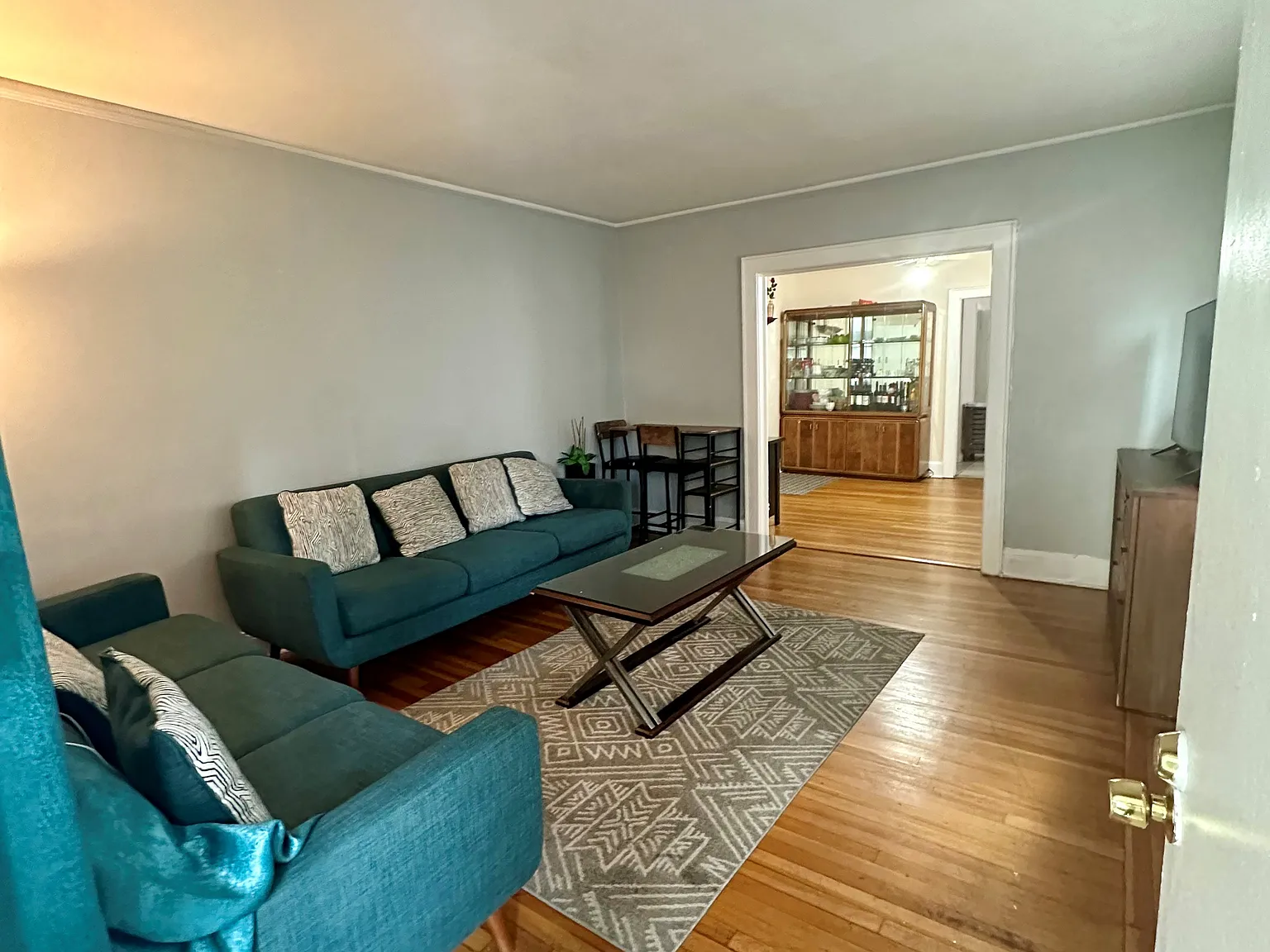 3 bed, 1300 sqft, $3,250 — Photo 1