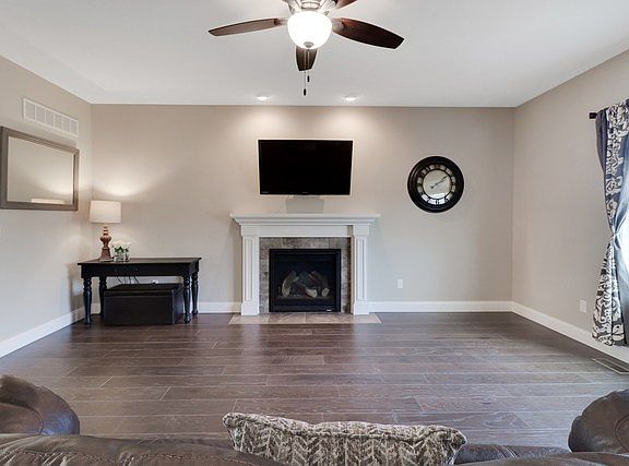 4th image of 909 Barbara Dr