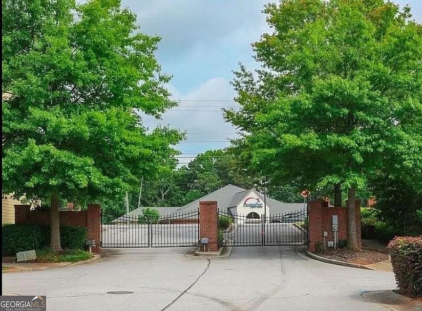 3 bed, 3.5 bath, 2400 sqft, $2,499 — Photo 3