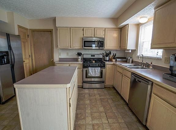 5th image of 4652 Goodman St