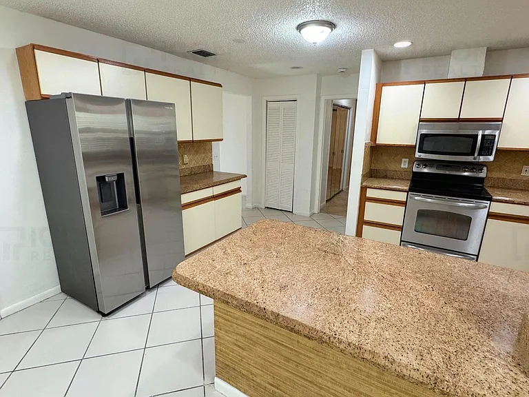 61 SW 34th Ave — Photo 7