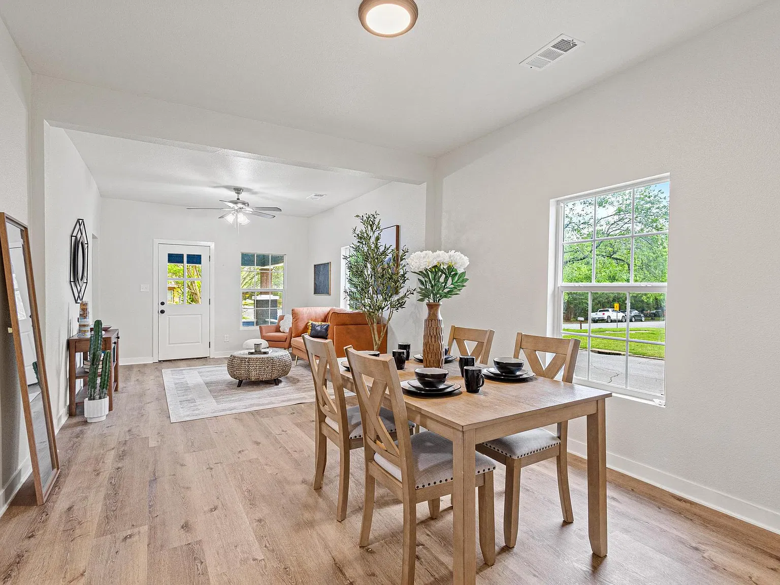 3 bed, 1370 sqft, $1,550 — Photo 4